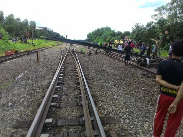 4 Perjalanan KA dari Jakarta Dibatalkan Akibat Bangunkarta Anjlok