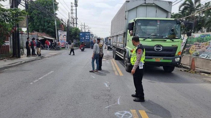 Gagal Menyalip di Legundi Gresik, Pemotor Tabrak Truk