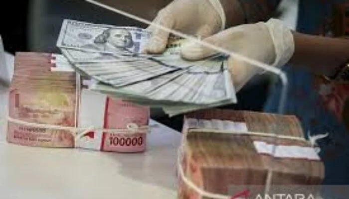 IHSG Melemah Akibat Rupiah dan Minyak, Investor Beralih ke Emas