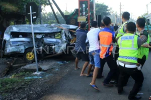 Kelalaian Petugas Palang Pintu Jadi Penyebab Kecelakaan Kereta di Batang