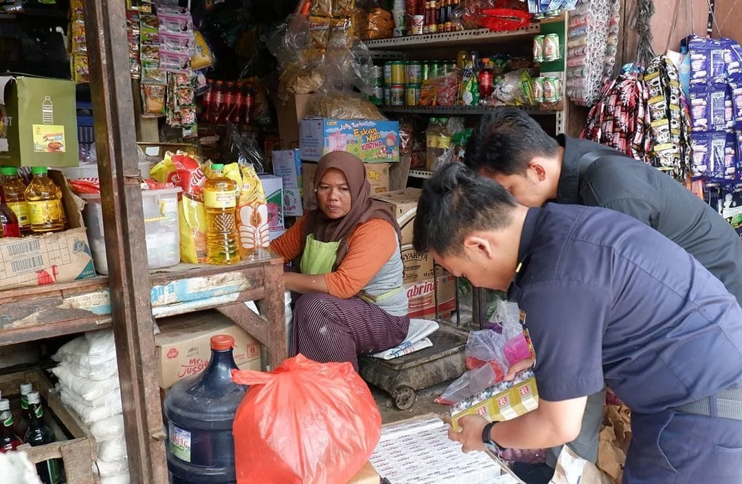 Rokok Tanpa Pita Cukai: Bea Cukai Entikong Gerebek Gubuk Penimbunan